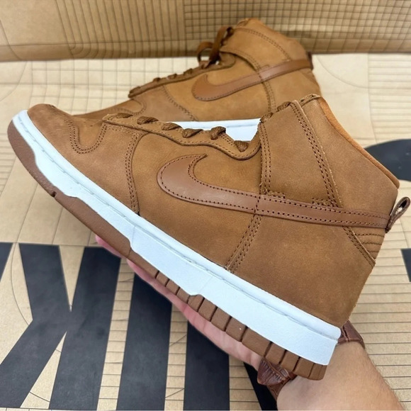 W Nike Dunk High PRM MF Suede Brown/White - Picture 3 of 11